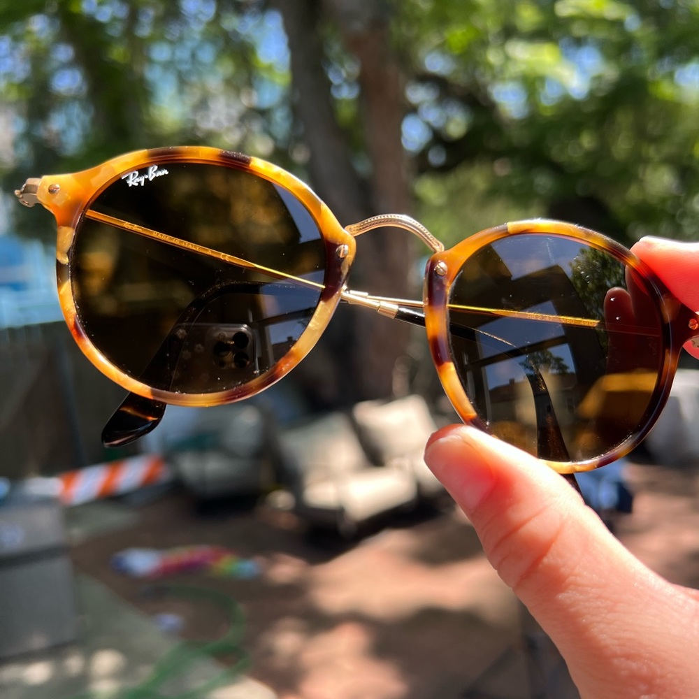 Ray-Ban RB2447 Round Fleck Sunglasses with Tortoise Frame Brown Lenses